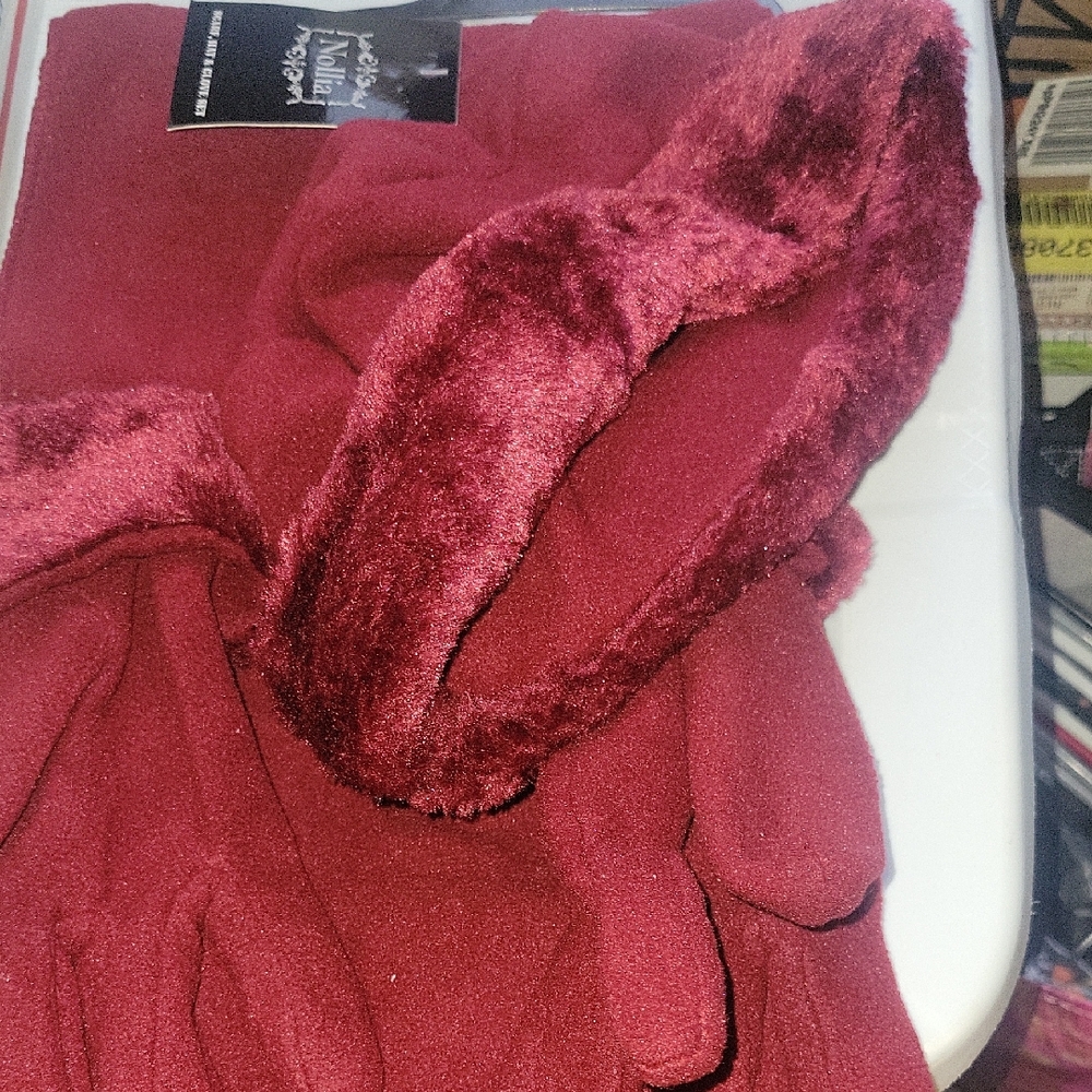 Elegant Burgundy Women's Gloves with Faux Fur Trim